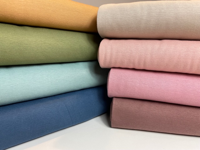 stoff stoffe stoffauswahl nähen material materialien ribstrick jersey baumwolle baumwolljersey unifarben bunt meergrün beige melange hellbeige hellblau jeansblau nude rosa altrosa altmauve kamel pfirsisch vintage grün